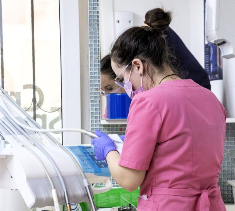 Clinică stomatologică în Sectorul 4 din București: servicii complete și acces facil