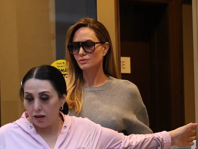 Angelina Jolie, vizită surpriză la un club de box din Harkov. Knox s-a antrenat cu apărători ucraineni