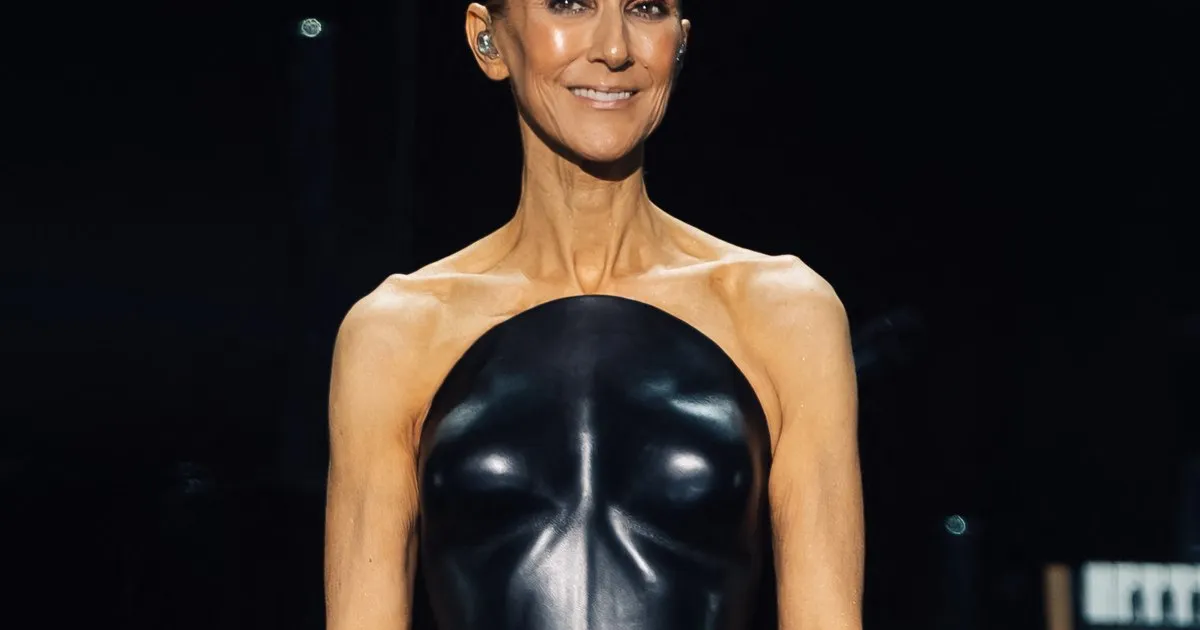 Céline Dion, sprijinită de bodyguard la Paris în timpul revenirii pe scenă