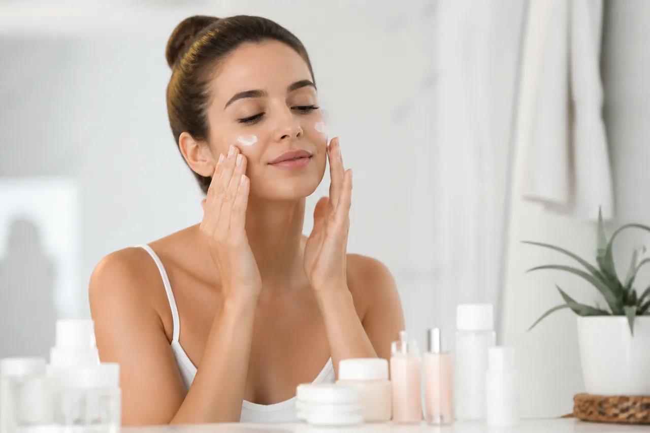 Crema hidratantă cu SPF nu înlocuiește hidratarea pielii uscate în interior