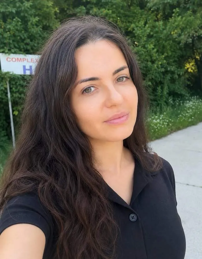 madalina apostol selfie
