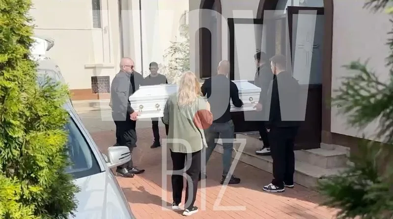 Trupul neînsuflețit al Mădălinei Apostol a ajuns la capelă