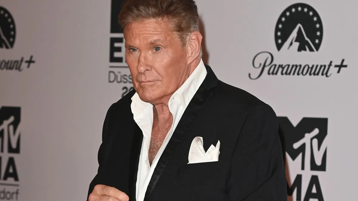 David Hasselhoff, sprijinit de soția sa în Westwood: actorul are 73 de ani