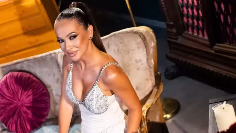 Vlăduța Lupău, îmbrățișare emoționantă cu fiul ei înaintea concertului de la Cluj